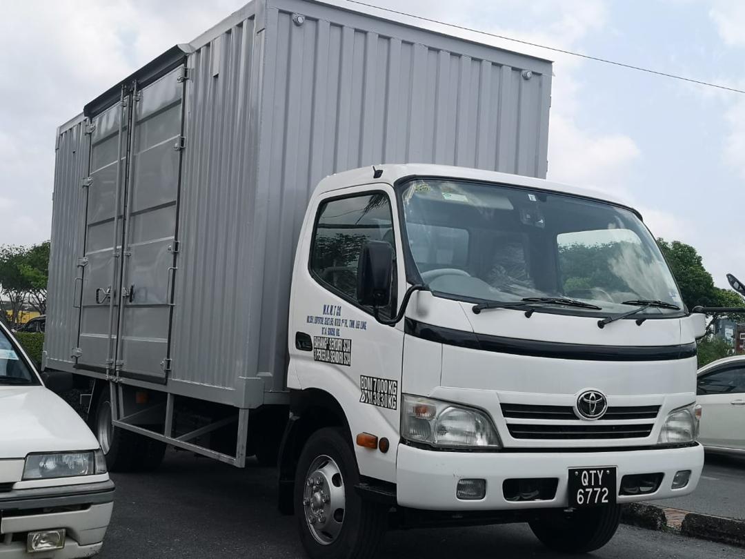 <span class='lang-bm'>Sewa Lori & Logistik Kuching</span><span class='lang-en'>Lorry Rental & Logistics Kuching</span>